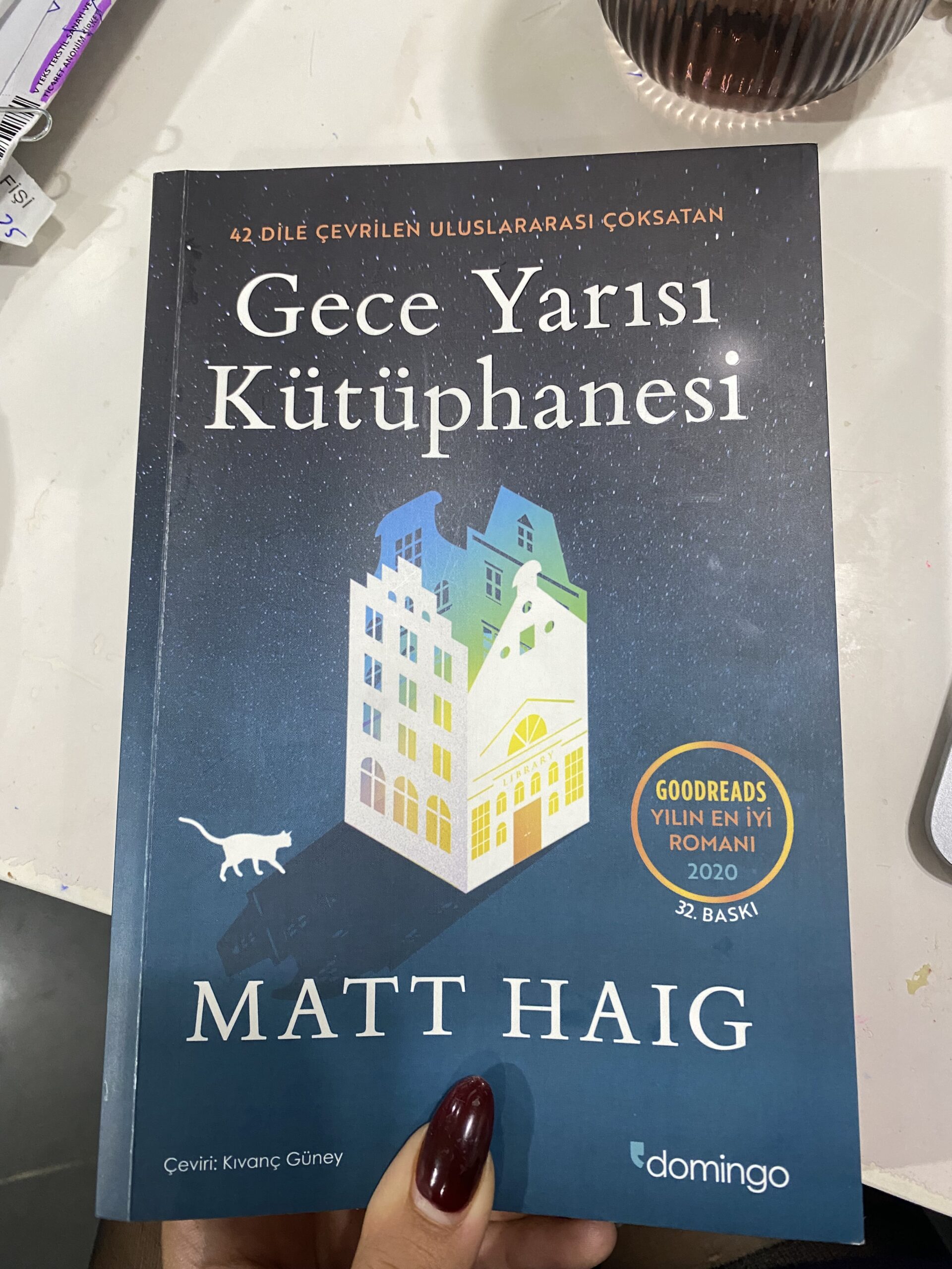 gece yarısı kütüphanesi inceleme Matt Haig, eleştiri yorum. Gece yarısı kütüphanesi, umut mu kandırmaca mı